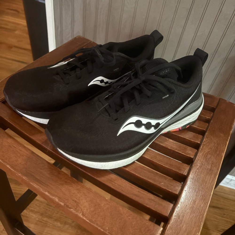 Saucony Women’s Freedom Crossport Sneaker